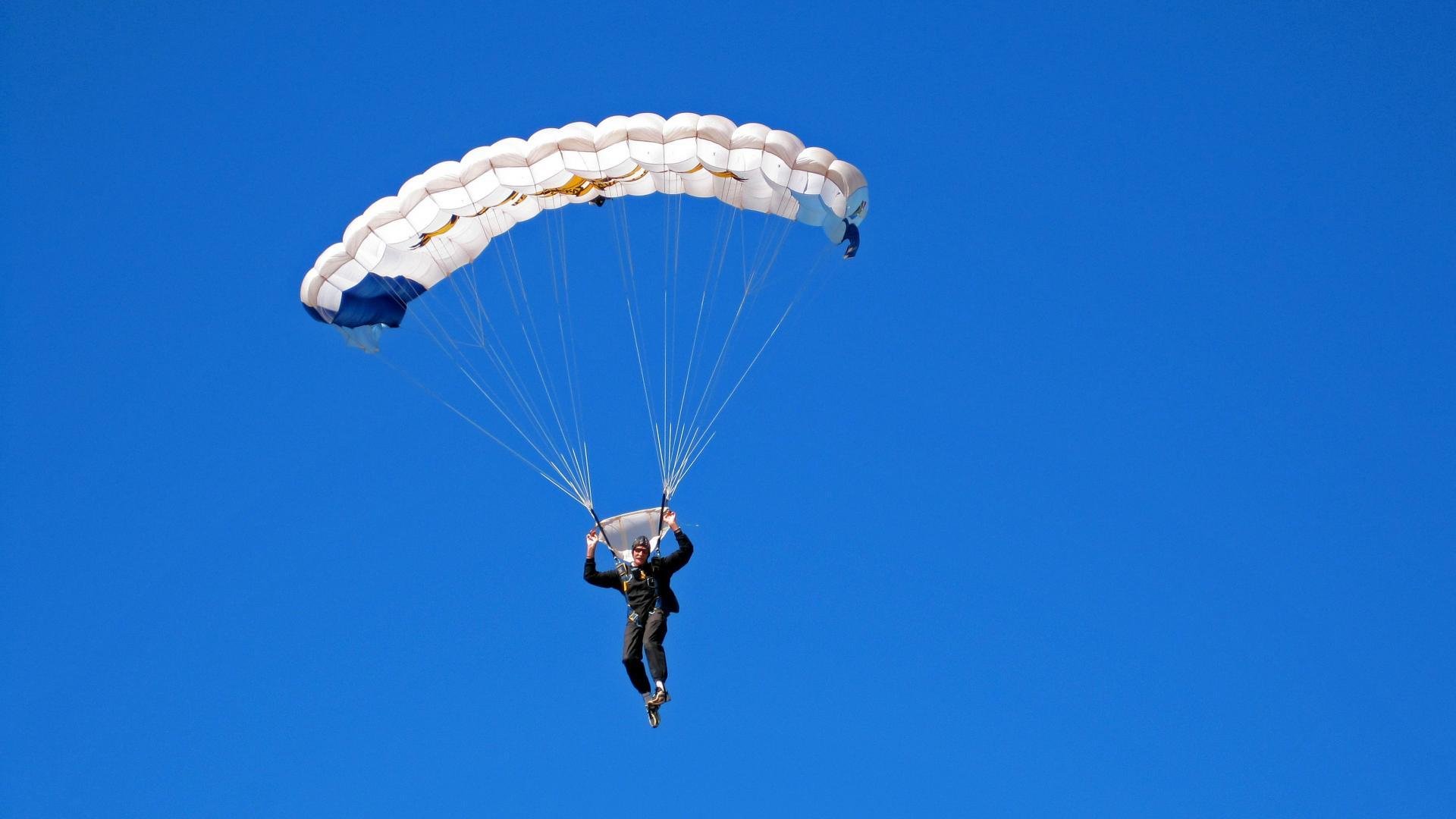 余嘉豪播客节目更新：和刘家成成总聊了聊郭艾伦的三方大交易，余嘉豪回国
