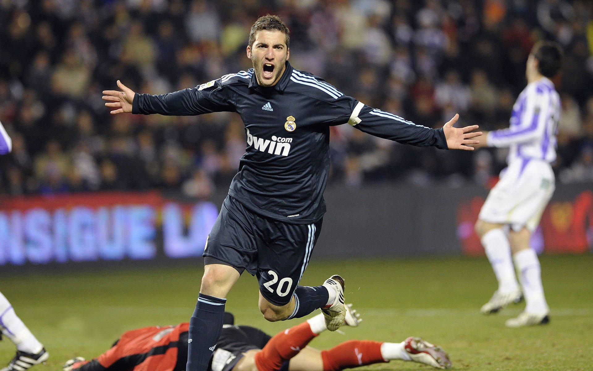 勇士队强势领跑联盟，追逐历史第三冠，勇士连冠阵容